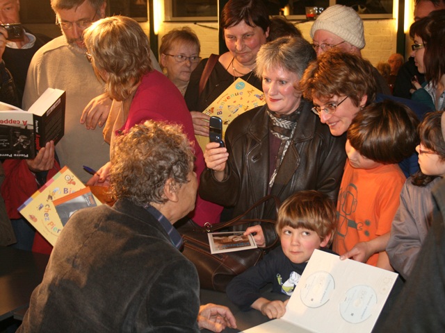 Tubise (Belgique) 30 octobre 2008, Après ses concerts, Pierre Perret signe de nombreuses dédicaces