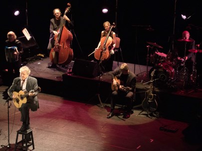 Pierre Perret et ses musiciens en concert.