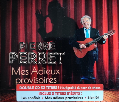 Pierre Perret avec sa guitare un pied sur un tabouret